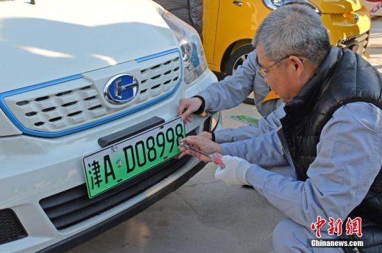 綠色未來已來新能源代替汽油，引領(lǐng)汽車行業(yè)新變革，新能源汽車崛起，綠色未來引領(lǐng)汽車行業(yè)變革新篇章