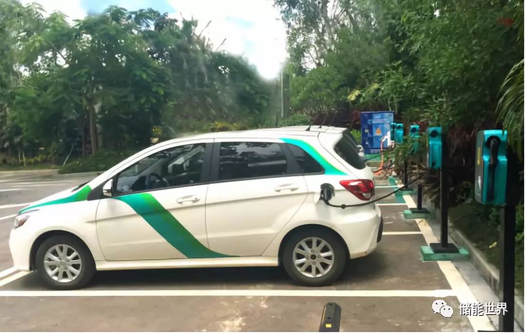 是個(gè)女生的新能源車,女生開的新能源小汽車，女生專屬新能源車，時(shí)尚新潮的新能源小汽車