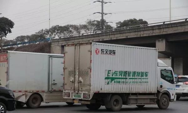 十一萬的新能源物流車，十一萬新能源物流車，綠色運輸?shù)奈磥碇? class=