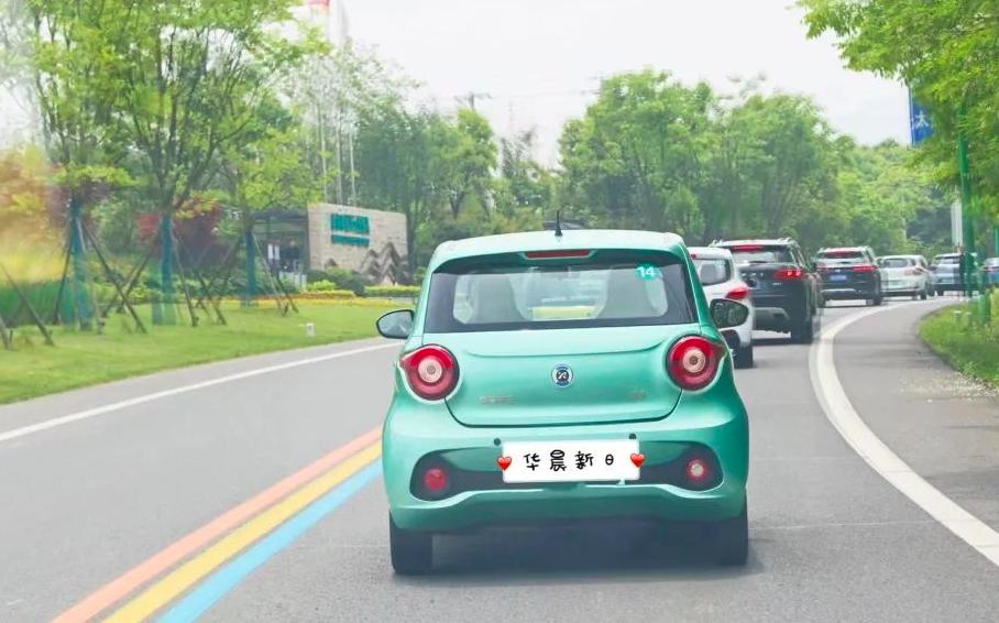 新能源汽車電池技術(shù)革新，容量變大，續(xù)航里程再升級(jí)，新能源汽車電池技術(shù)飛躍，容量提升，續(xù)航再攀高峰